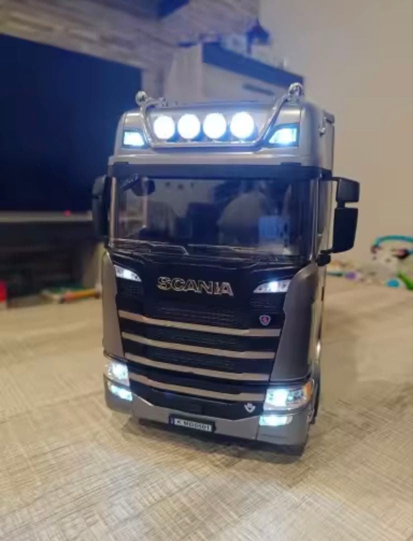 Scania 770 S V8 1\18 スケール　トラックとトレーラーセット