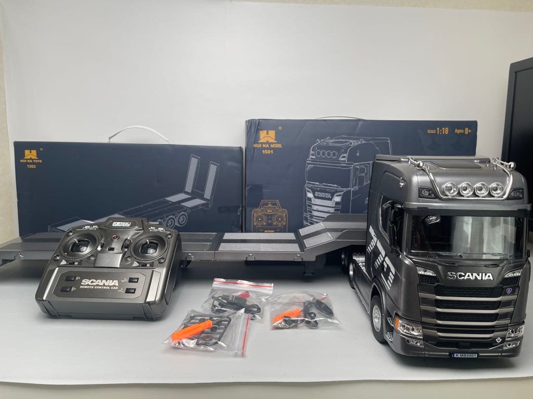 Scania 770 S V8 1\18 スケール　トラックとトレーラーセット