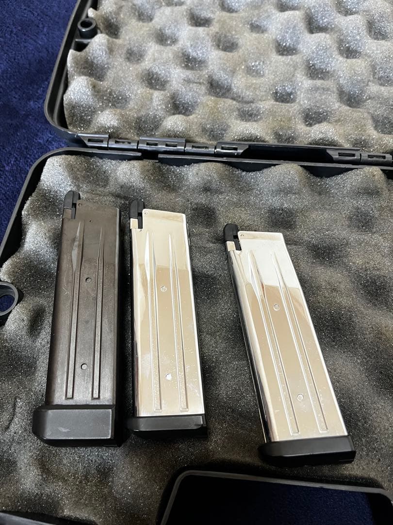 ハイキャパカスタム　デュアルステンレス　予備マガジン2本　ガンケース付き