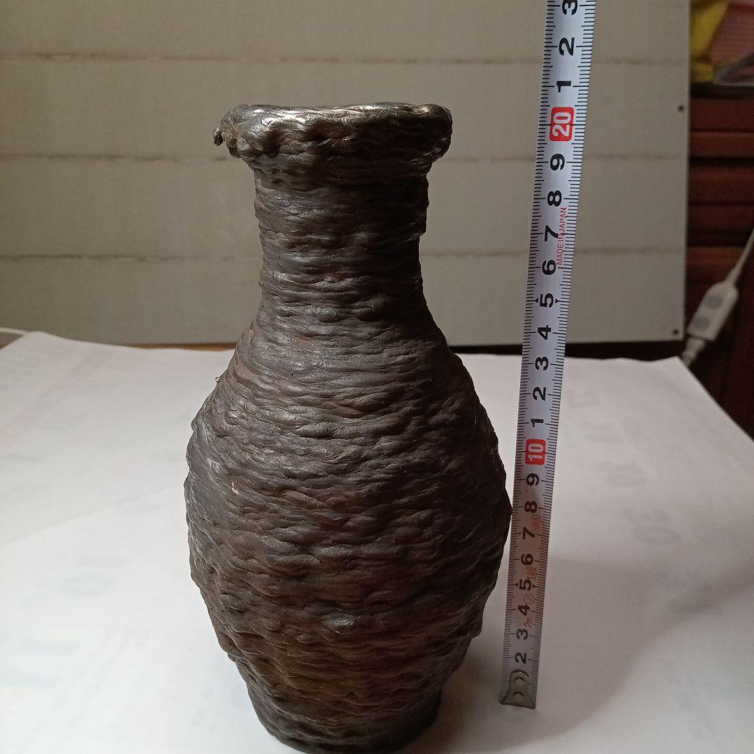 黒色の細長い金属瓶