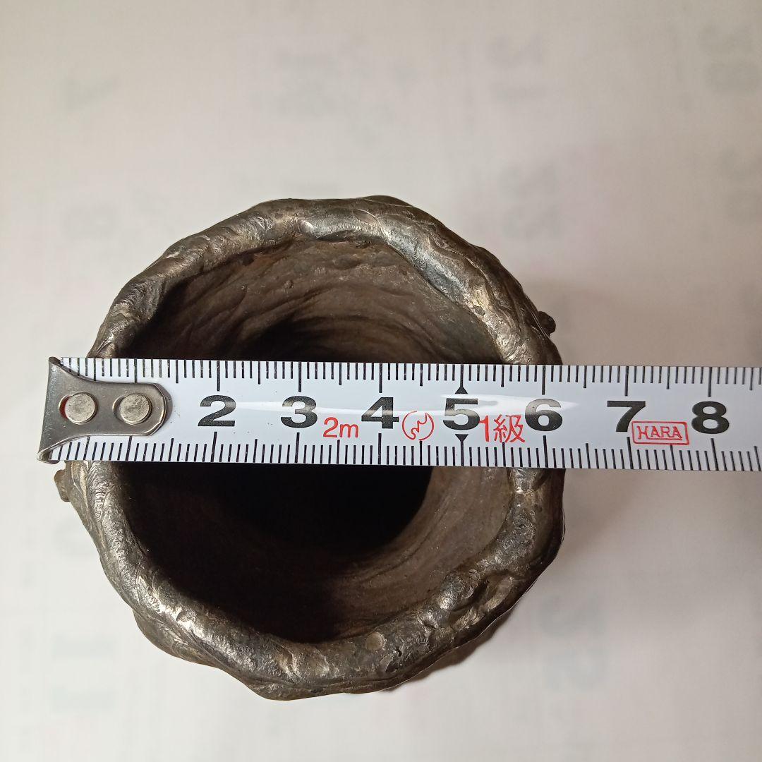 黒色の細長い金属瓶