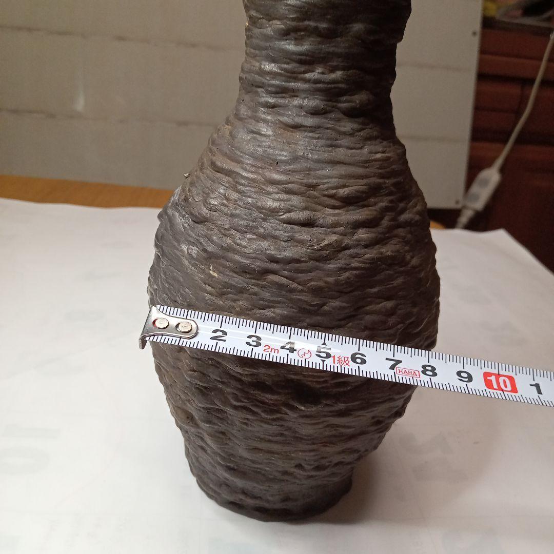 黒色の細長い金属瓶