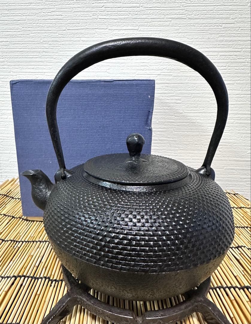 未使用品、供箱付 南部虎山工房前田知行造　１２型　南部鉄瓶　南部鉄器　鉄瓶