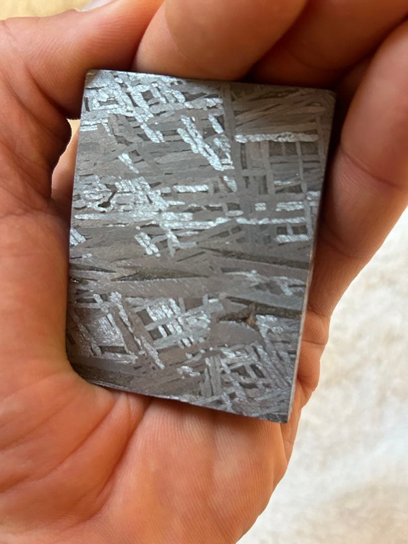 アルタイ鉄隕石。美しい長方形。約250.83g