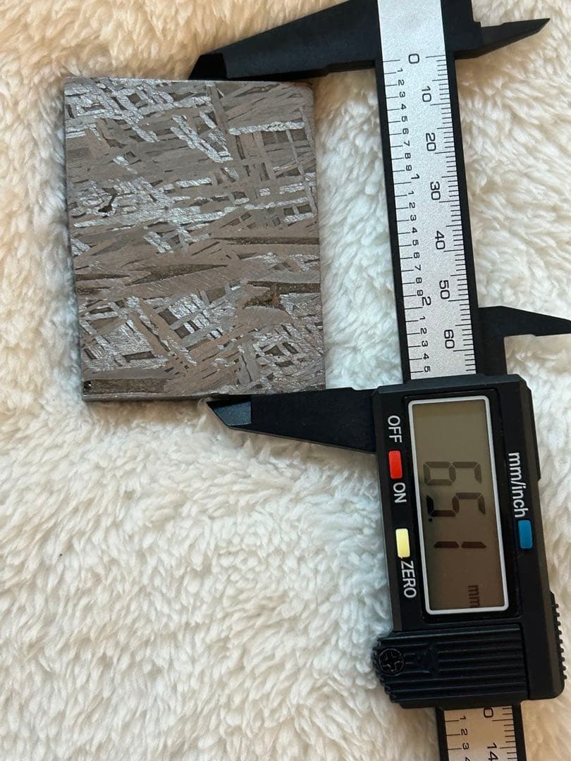アルタイ鉄隕石。美しい長方形。約250.83g