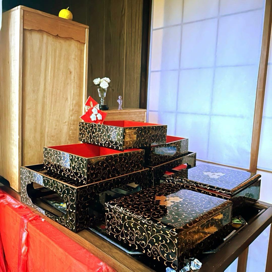 2141様感謝‼️JAPAN蒔絵唐草三梅内朱五段重二枚蓋➕重台ニ客揃桐箱