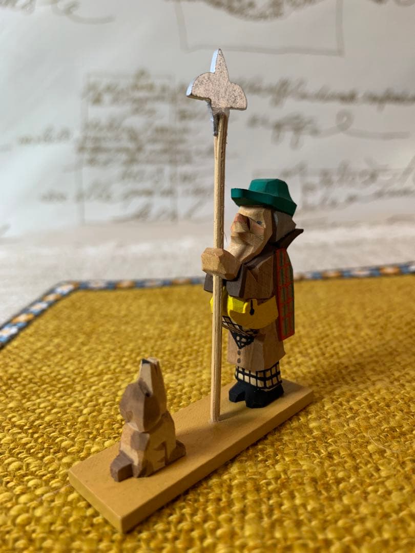 ドイツ製　エルツ山地　ヘルビッヒ工房　木製人形ザイフェン　叔父さんとワンちゃん！