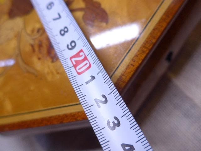 イタリア製の大きな象嵌のミュージックボックス。曲は「魅惑のワルツ」。古いもの。