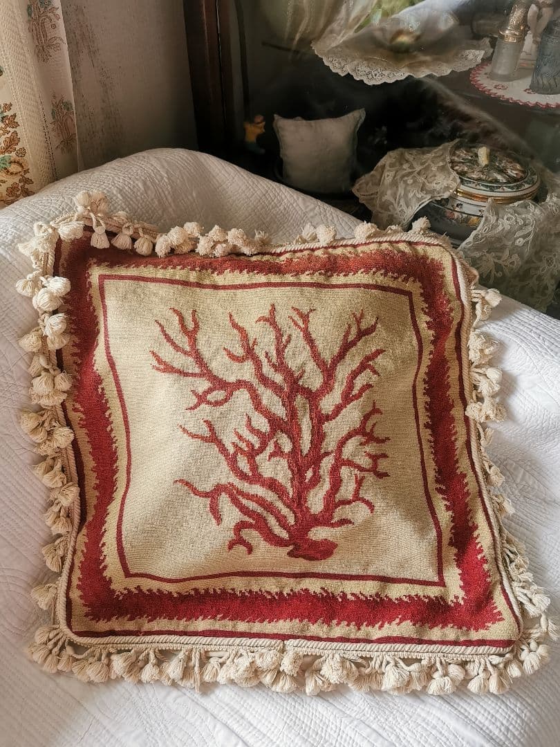 アンティークフランス コーラル 赤珊瑚オービュッソン織タッセル付クッションカバー