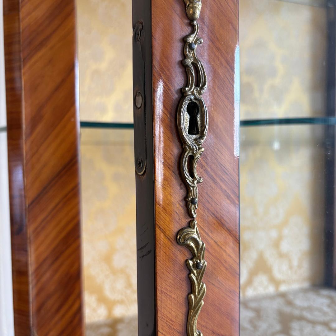 ロココ調 キングウッドキャビネット サーペンタイン×オルモル装飾