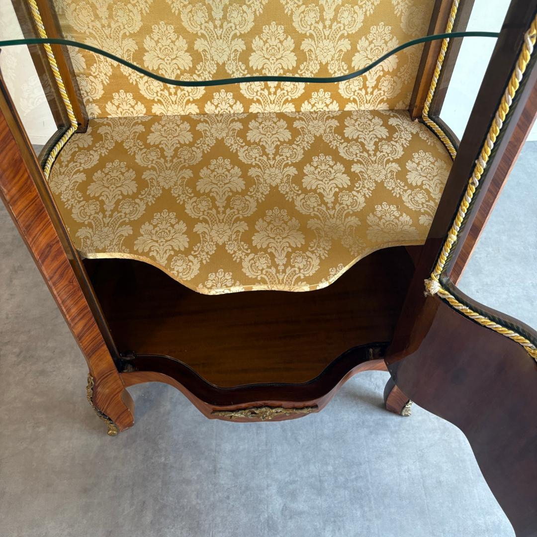 ロココ調 キングウッドキャビネット サーペンタイン×オルモル装飾