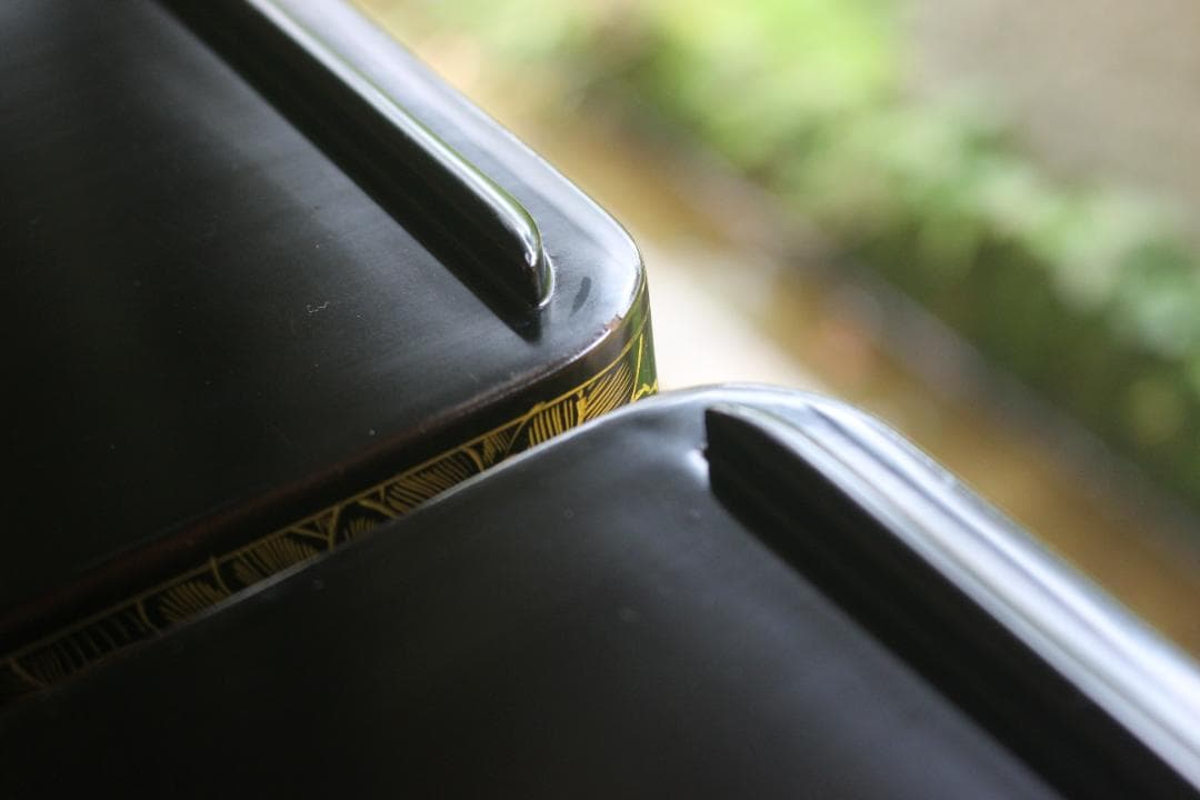 極小保管キズ有！端正な内朱黒漆に優美な菊沈金の映える輪島塗二段重（検重箱お重重箱