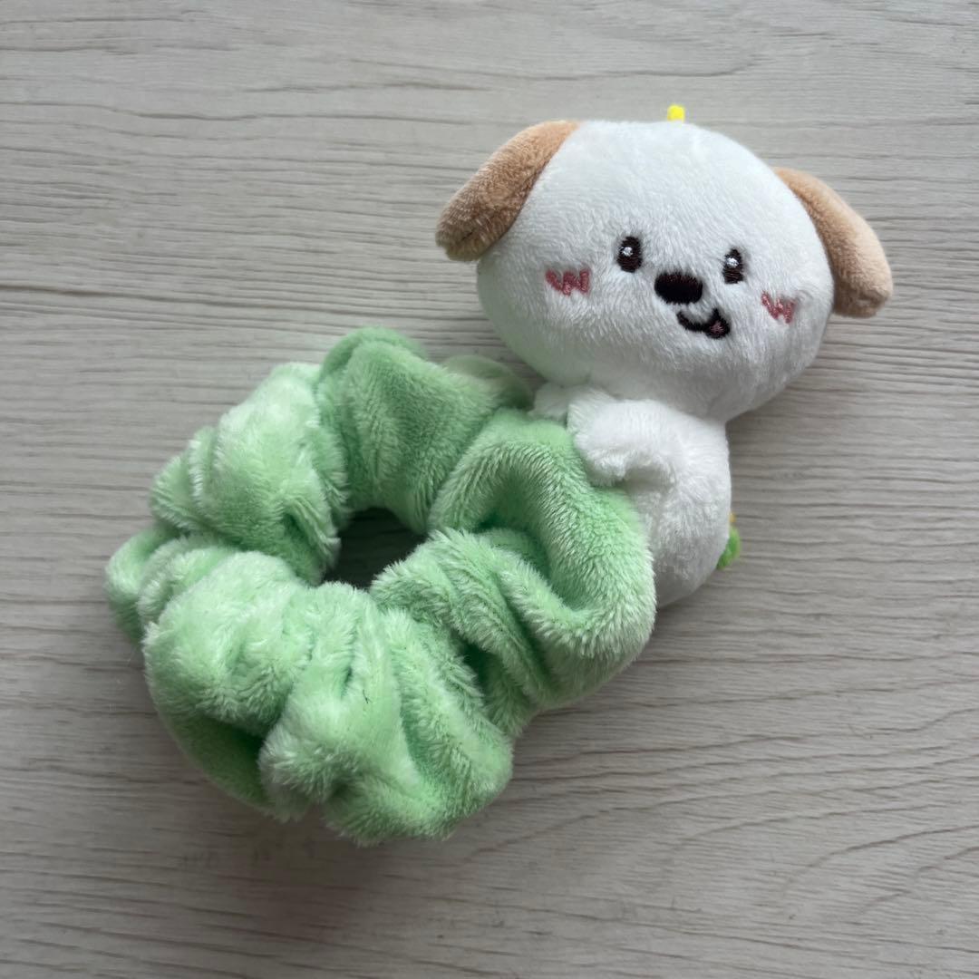犬のぬいぐるみ付きヘアゴム