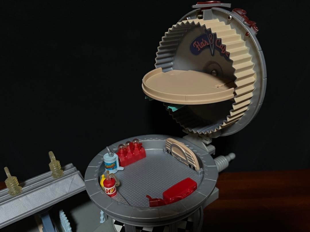 カーズ フロー V8 カフェ