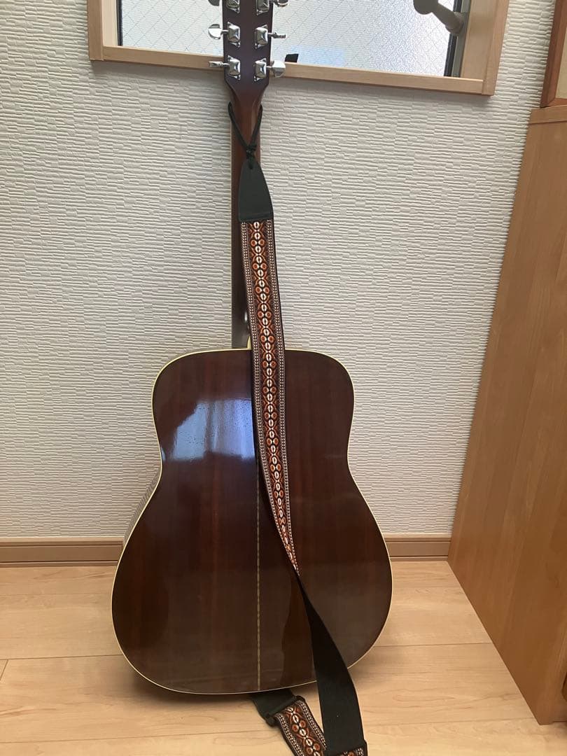 YAMAHA製アコースティックギター ストラップ・ケース付き