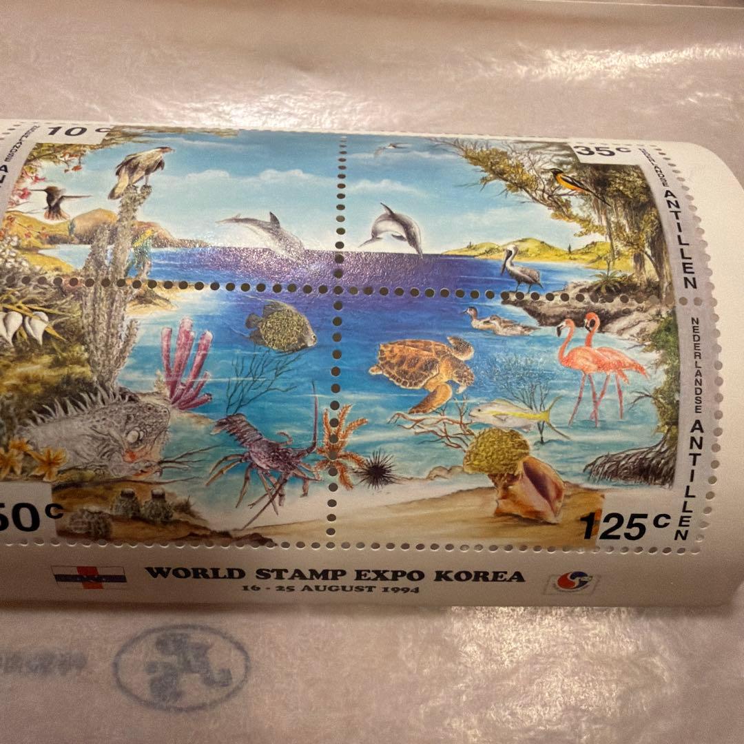 ケイマン諸島が1994年に発行したサンゴ礁の魚の小型シートの切手です。