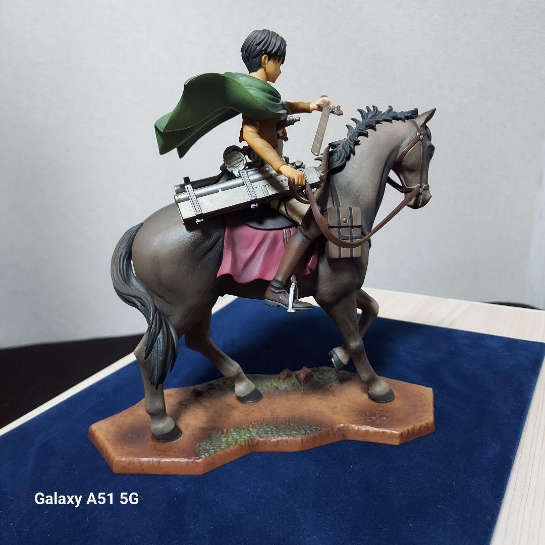 進撃の巨人　エレン リヴァイ 騎馬フィギュア　2体