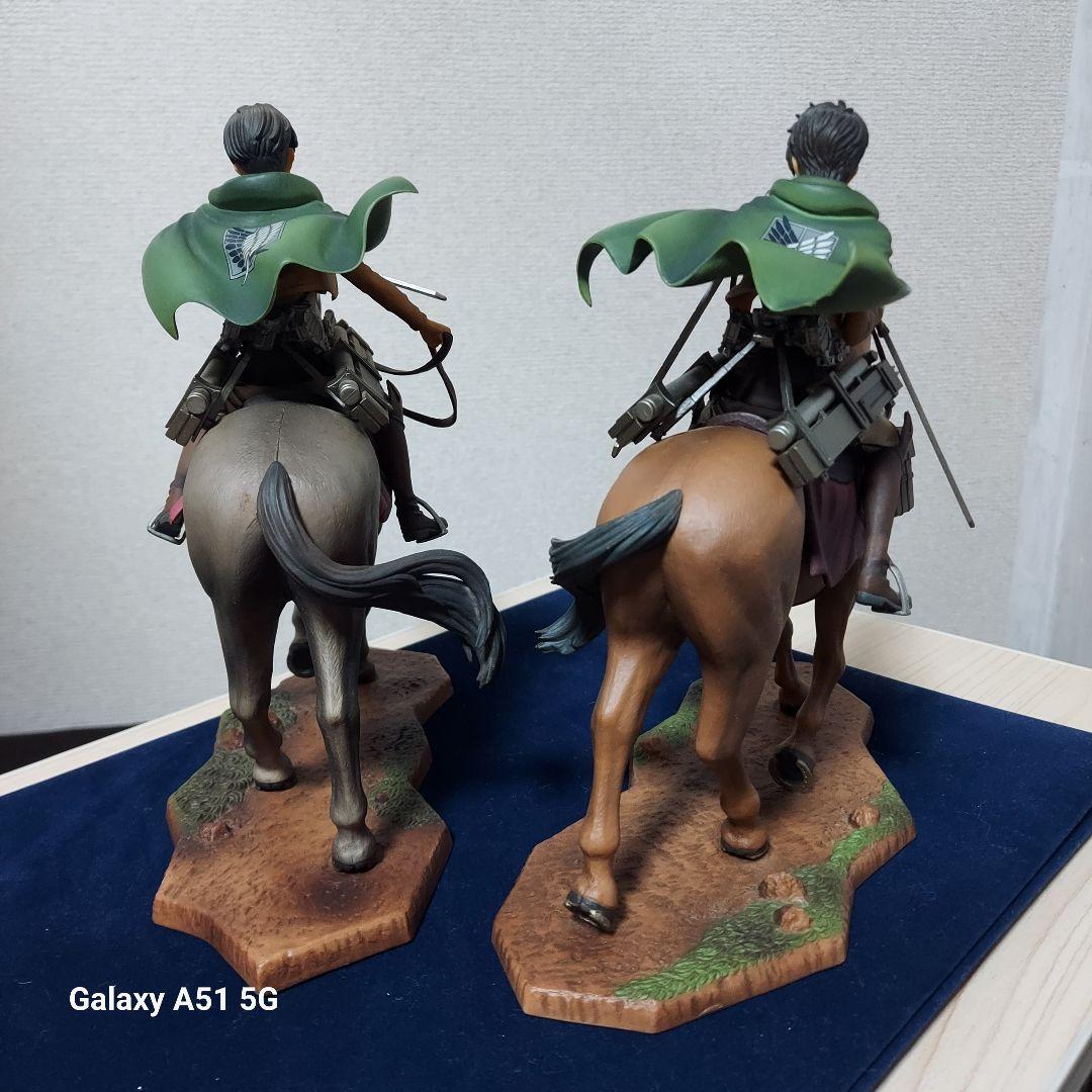 進撃の巨人　エレン リヴァイ 騎馬フィギュア　2体