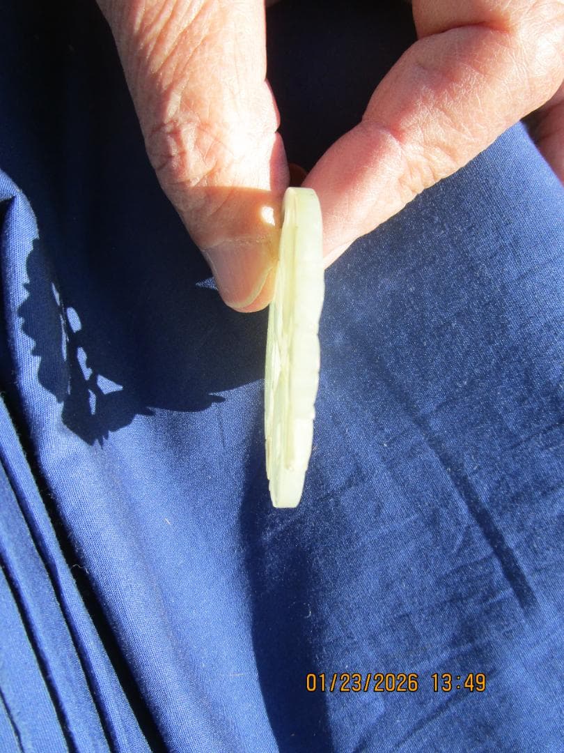 中国　玉　石細工　彫り物　根付　当時の札付き　翡翠【?】 工芸品　細工物　1個