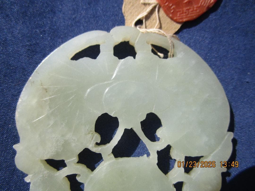 中国　玉　石細工　彫り物　根付　当時の札付き　翡翠【?】 工芸品　細工物　1個