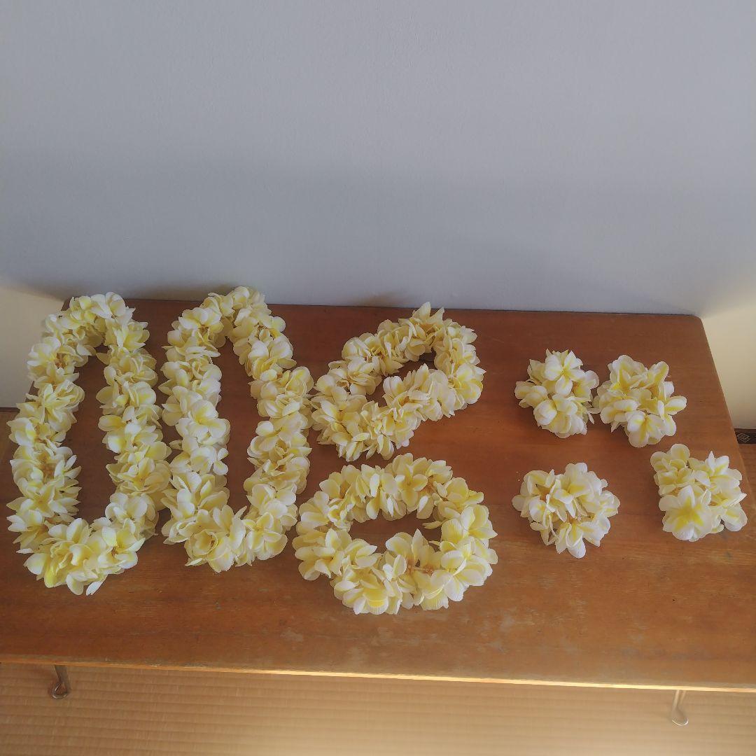 フラダンス用黄色い花のレイ2つ、レイポウ2つ、手首飾り4つ