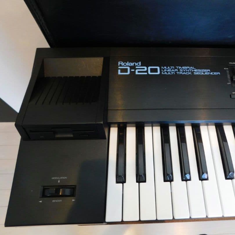 Roland ローランドD-20 シンセサイザー ハードケース付 ジャンク