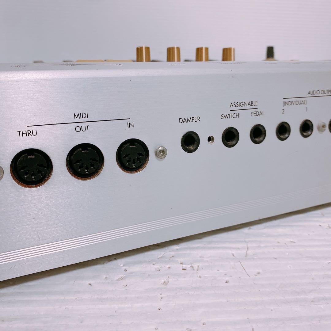 KORG コルグ TRITON LE61 シンセサイザー　②