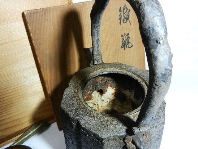 破れ尾垂型六角鉄瓶　銘『胴「仁左エ門」／銅蓋裏「晴寿造」』（７５０㏄、１．３㎏）
