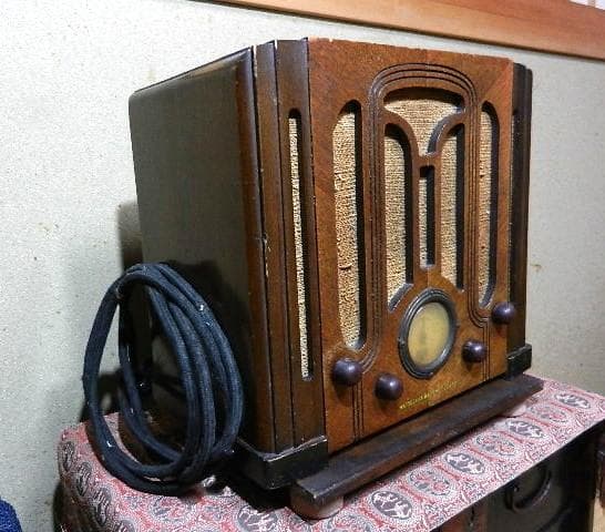 松下無線（株）製昭和レトロなミゼット型真空管ラジオＫ－３０（下の架台は商品外）