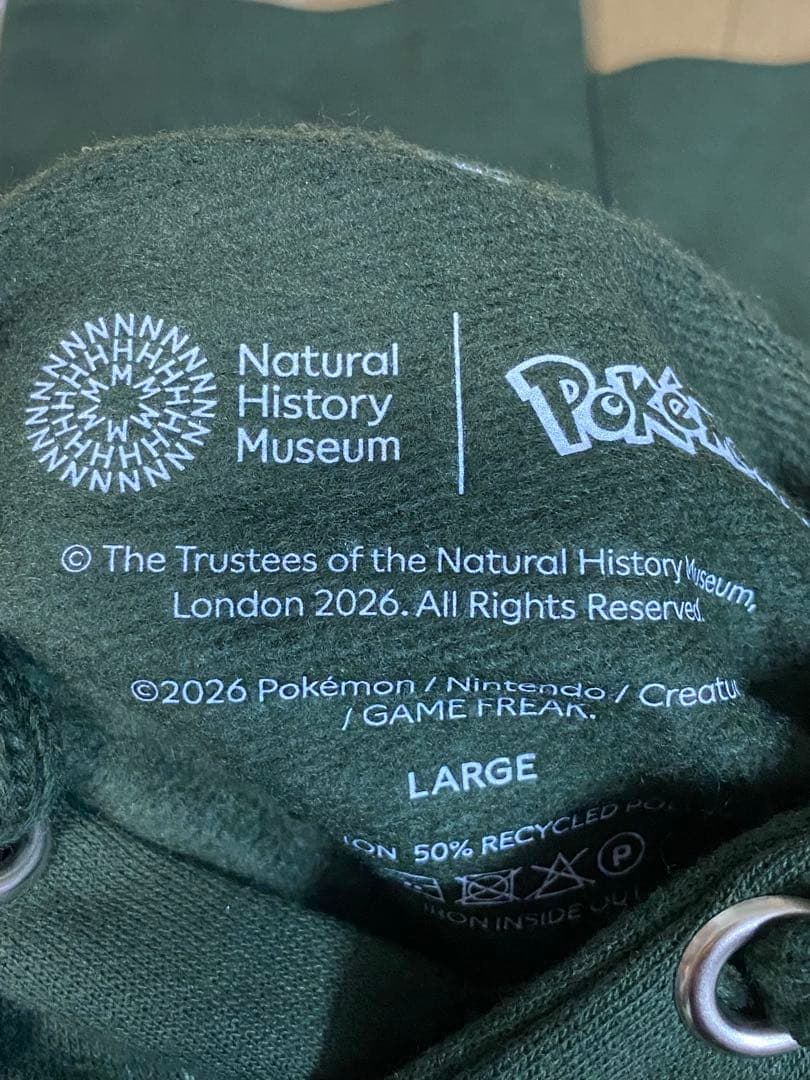 ポケモン ロンドン自然史博物館　トロピウス　パーカー　L