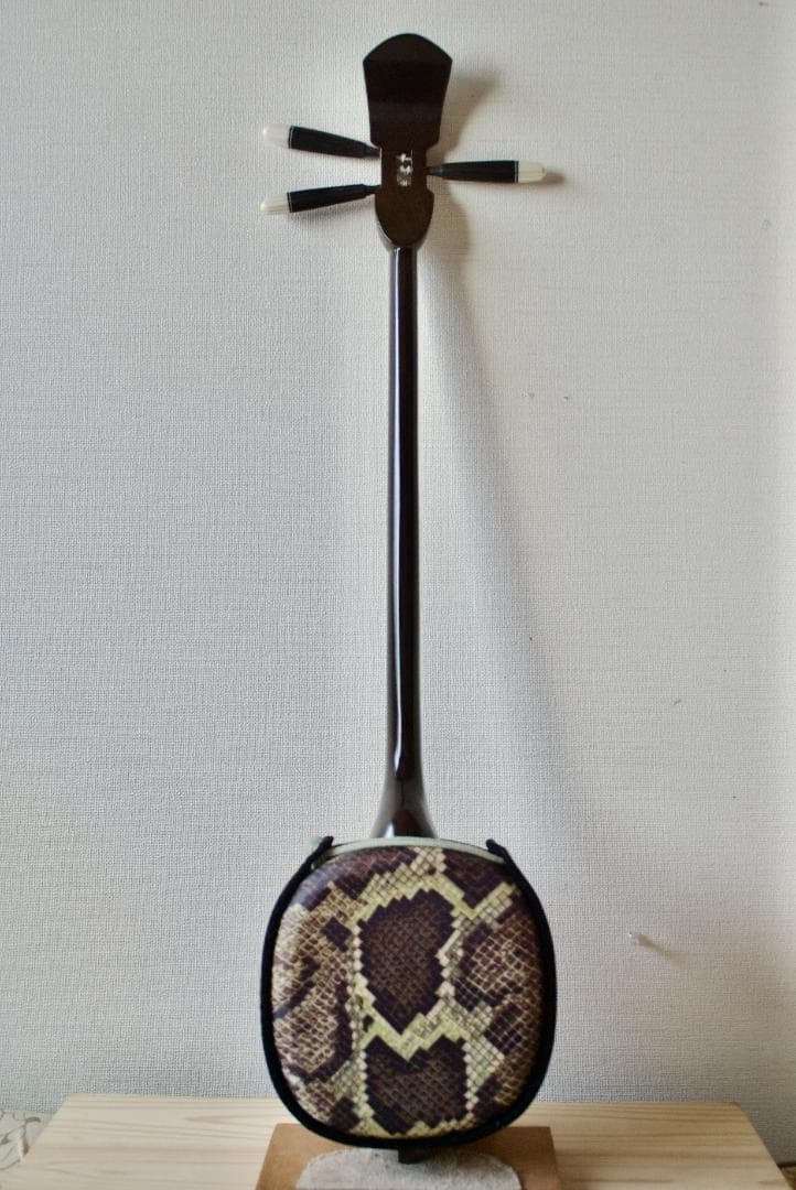 三線 本皮１枚張り（表） 黒檀棹 ハードケース付　送料込み　三味線　沖縄