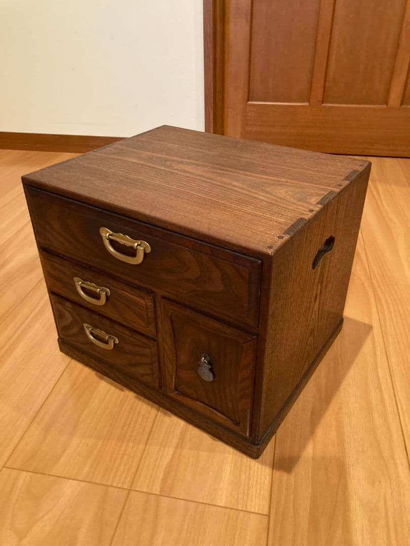 松平家　時代箪笥 （化粧箱）