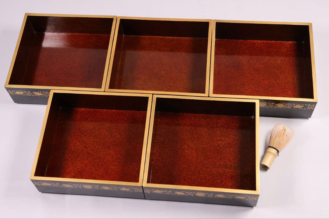 【MB208】輪島塗 家紋金蒔絵 五段重箱 台付 剣片喰花唐草 黒塗梨地 天然木