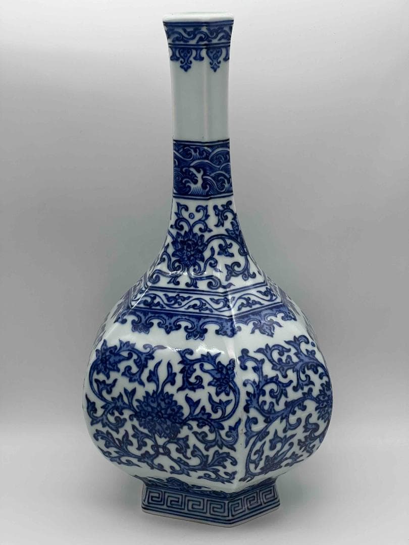 清乾隆時代　【大清乾隆年製】在銘　青花 染付花卉唐草文六方長頸瓶(B-75)