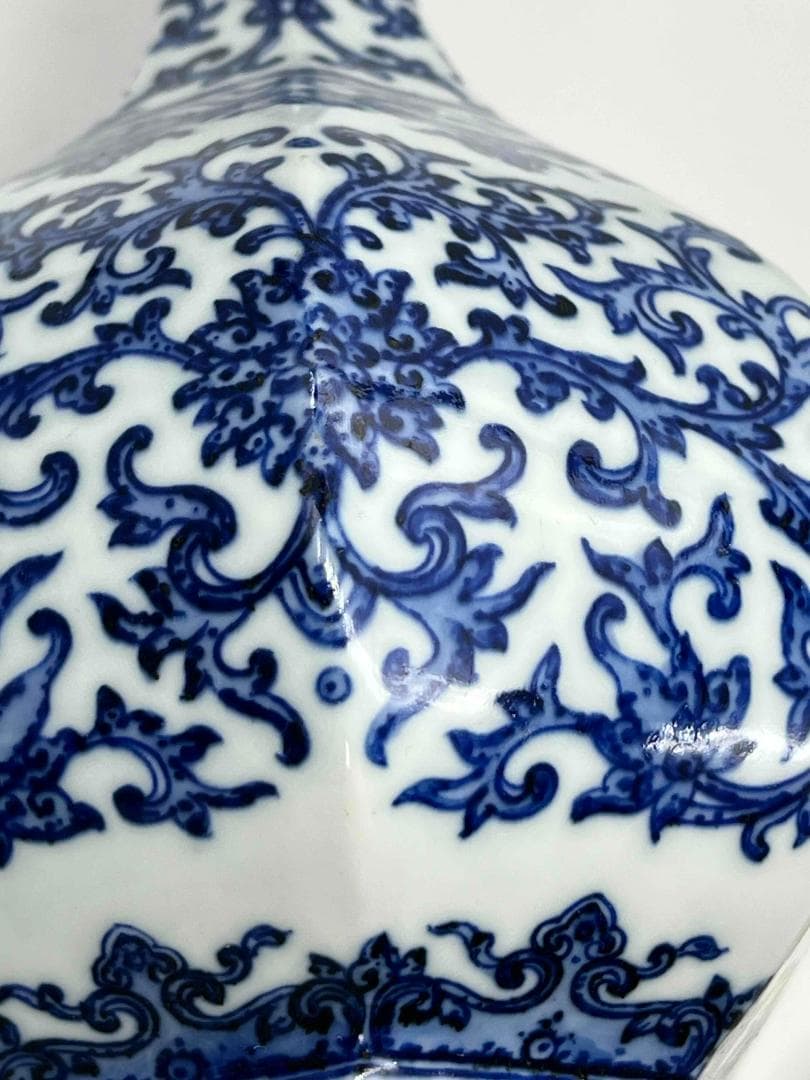 清乾隆時代　【大清乾隆年製】在銘　青花 染付花卉唐草文六方長頸瓶(B-75)