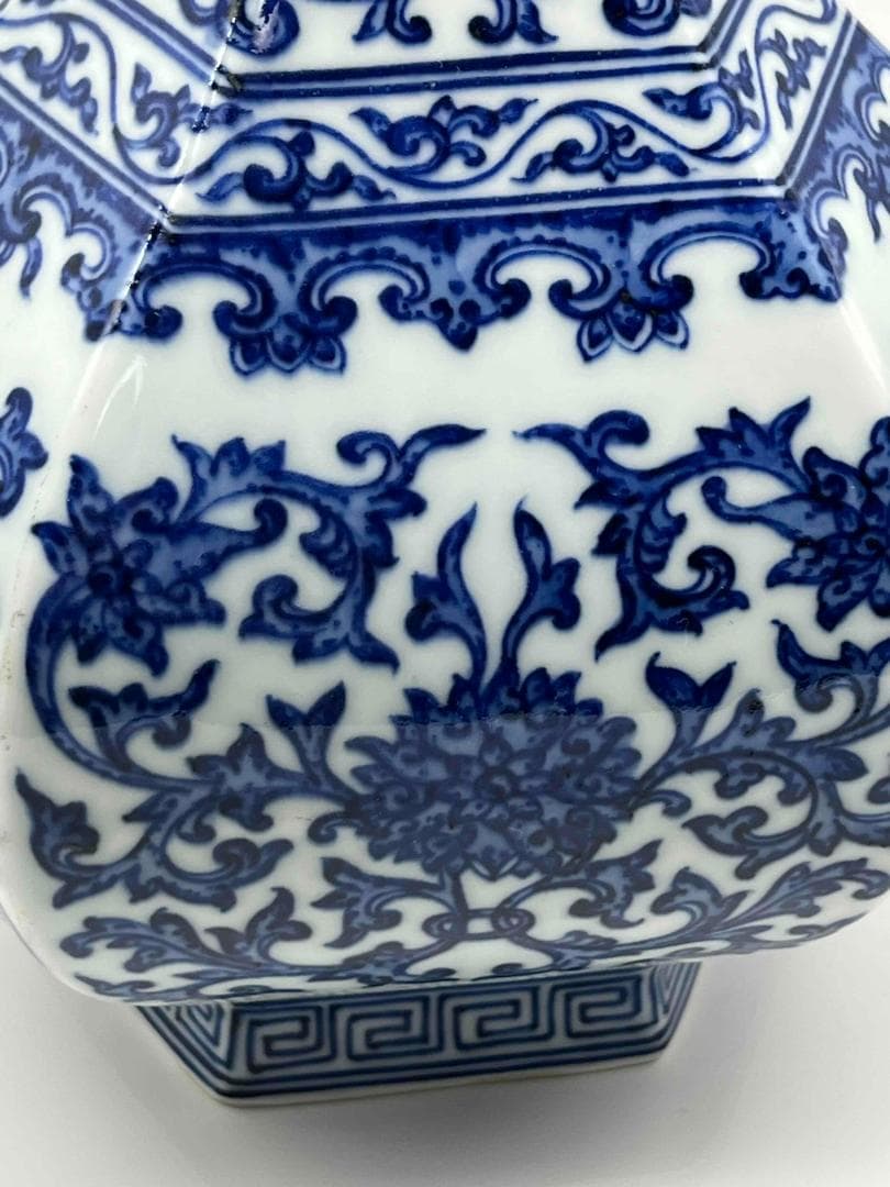 清乾隆時代　【大清乾隆年製】在銘　青花 染付花卉唐草文六方長頸瓶(B-75)