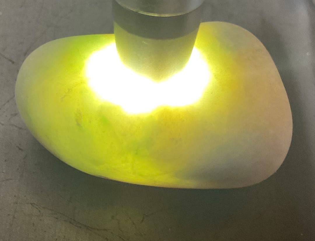 ［薄緑色に茶色い海焼け］　糸魚川翡翠海石38g ヒスイ　ひすい