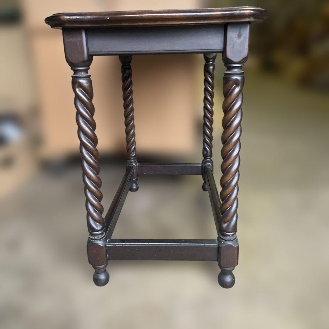 イギリスのアンティーク家具　ツイストレッグのオケージョナルテーブル