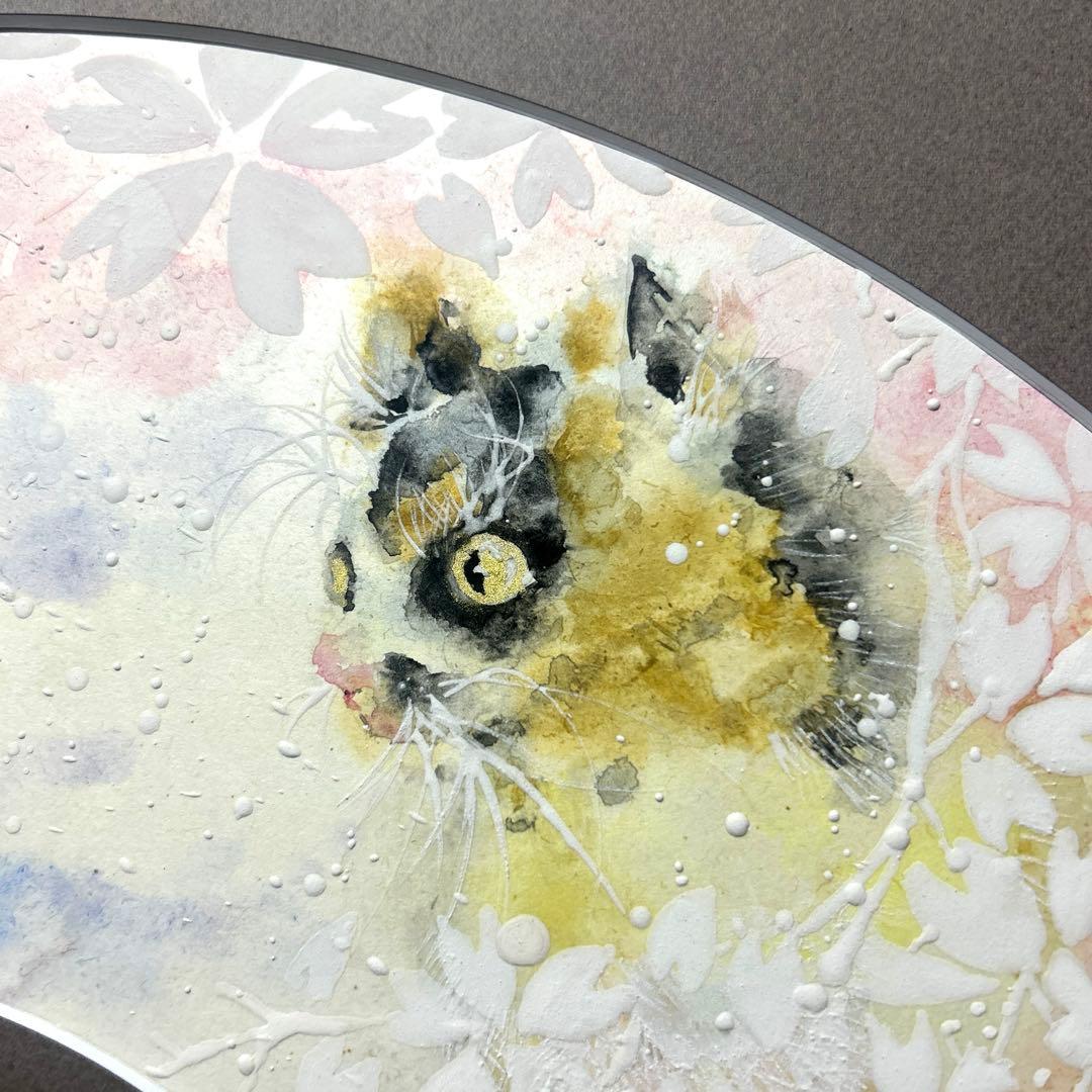 日本画「さくら　三毛　扇あつらえ」　幸福の三毛猫