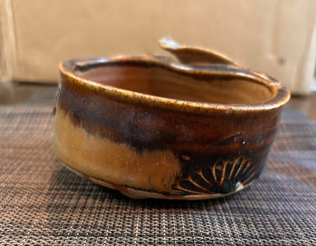 希少　桃山　掘の手（発掘品）菊花紋　織部　三つ足　香炉　飴釉（卯の花釉）