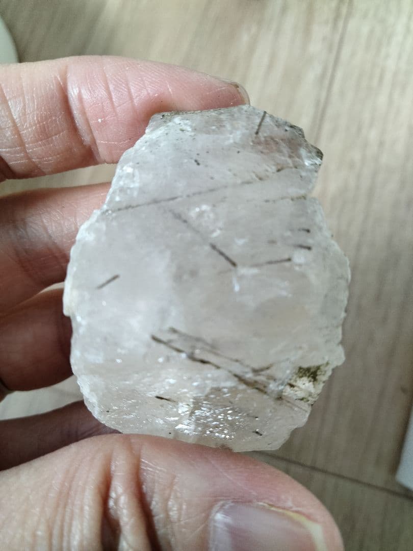 国産鉱物　山梨県　平沢鉱山　天然水晶　　トルマリン入り水晶　番号700