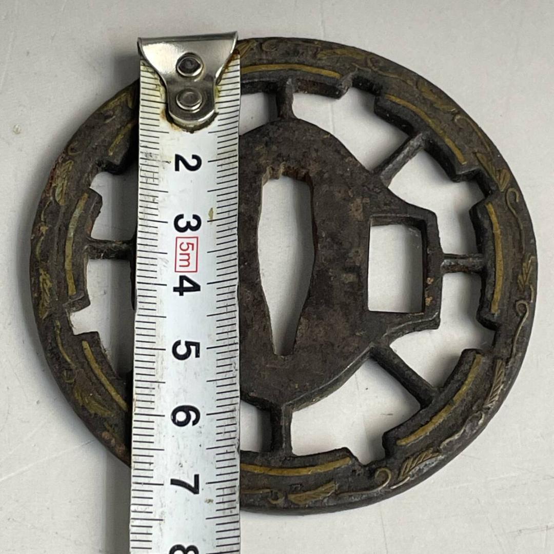 鉄地 透かし彫刻 刀鍔 85g 金工細密彫刻 刀装具 日本刀装具 刀剣美術