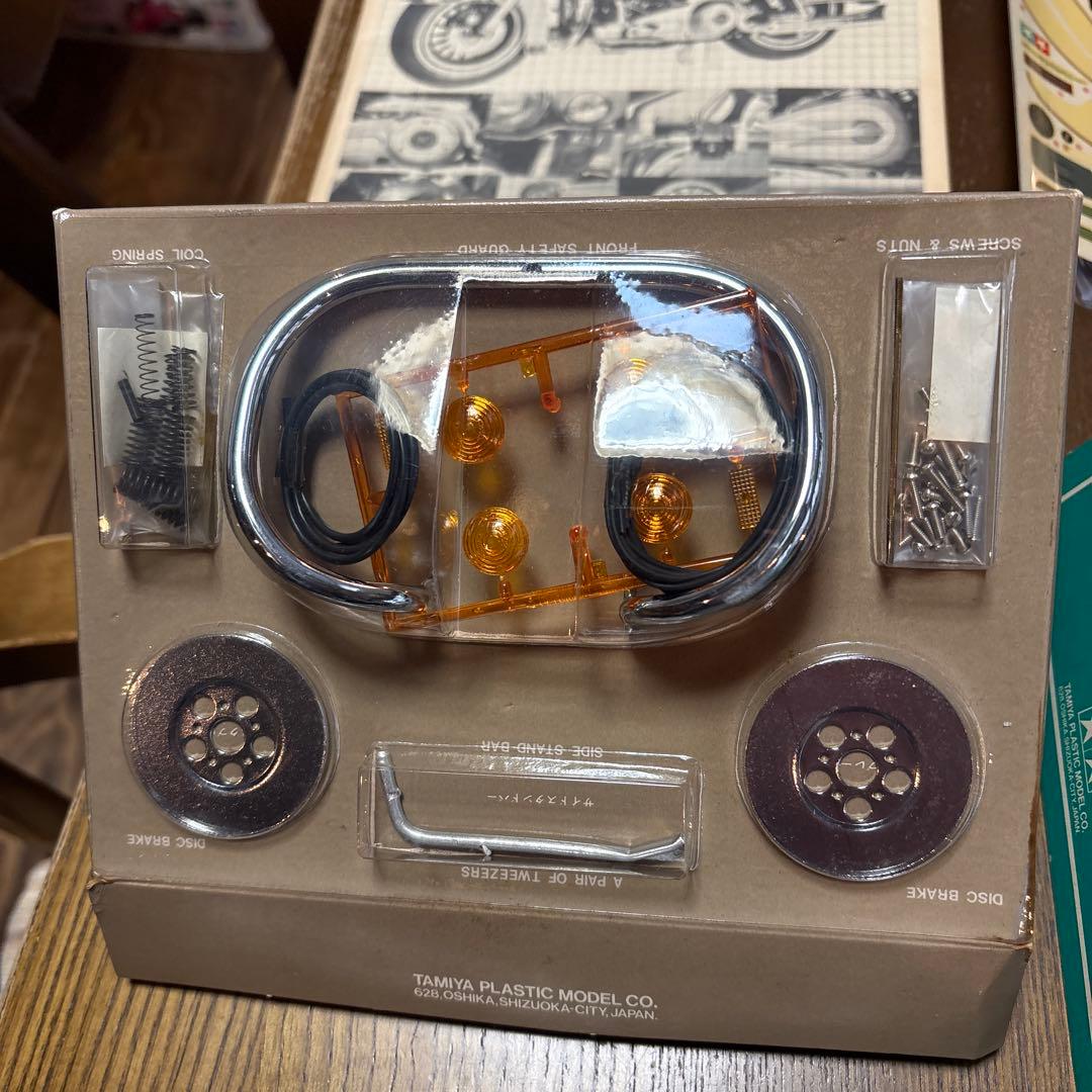 タミヤ　オートバイ　プラモデル　1/6 ハーレー　FLH クラシック　おまけ付