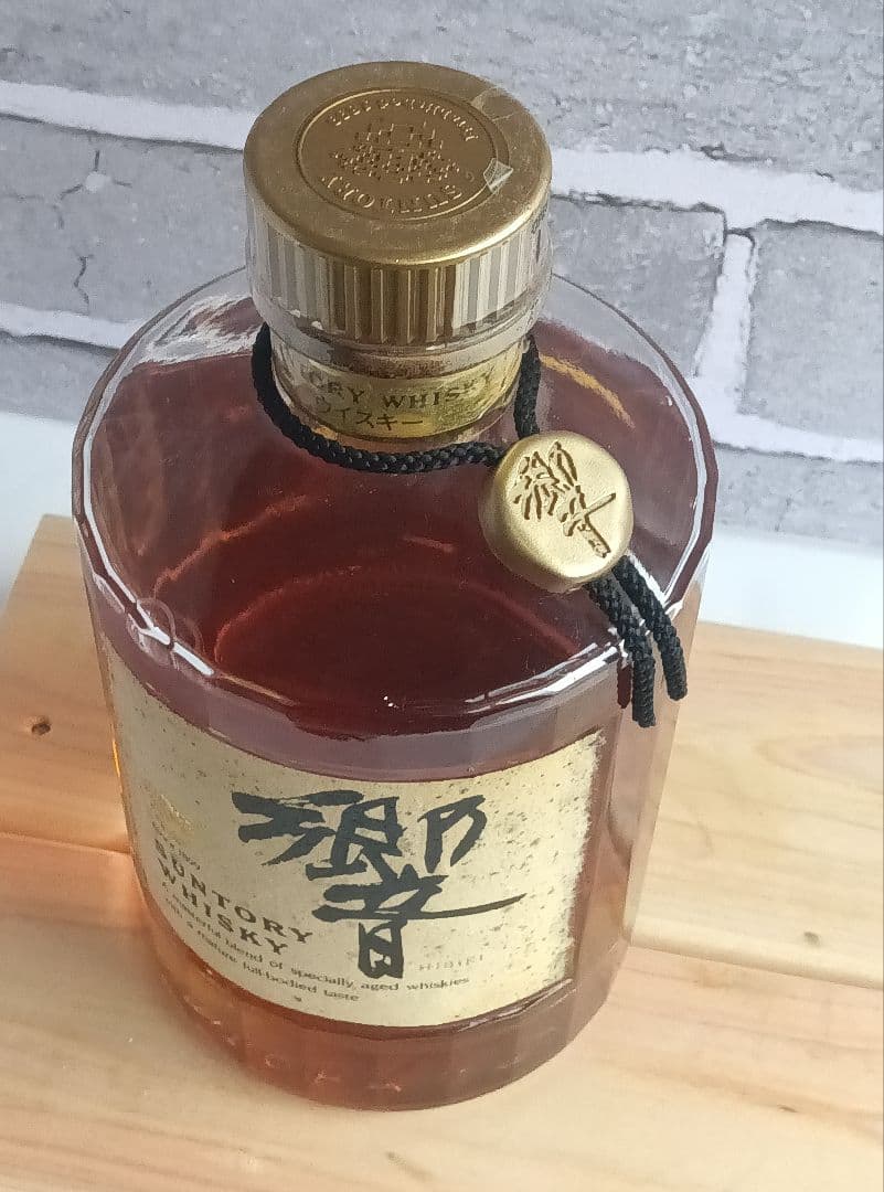 サントリー　響　金キャップ　裏ゴールドラベル　750ml