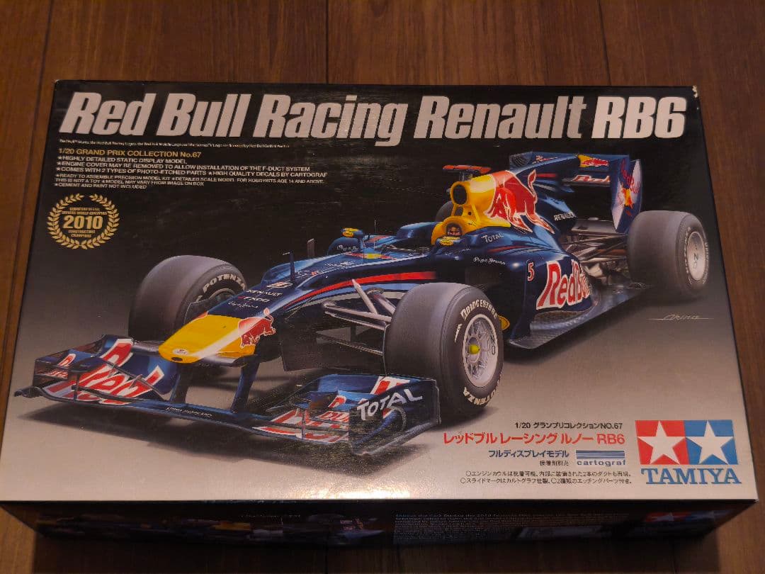 新品未組立 レッドブル レーシング ルノー RB6 1/20スケール F1