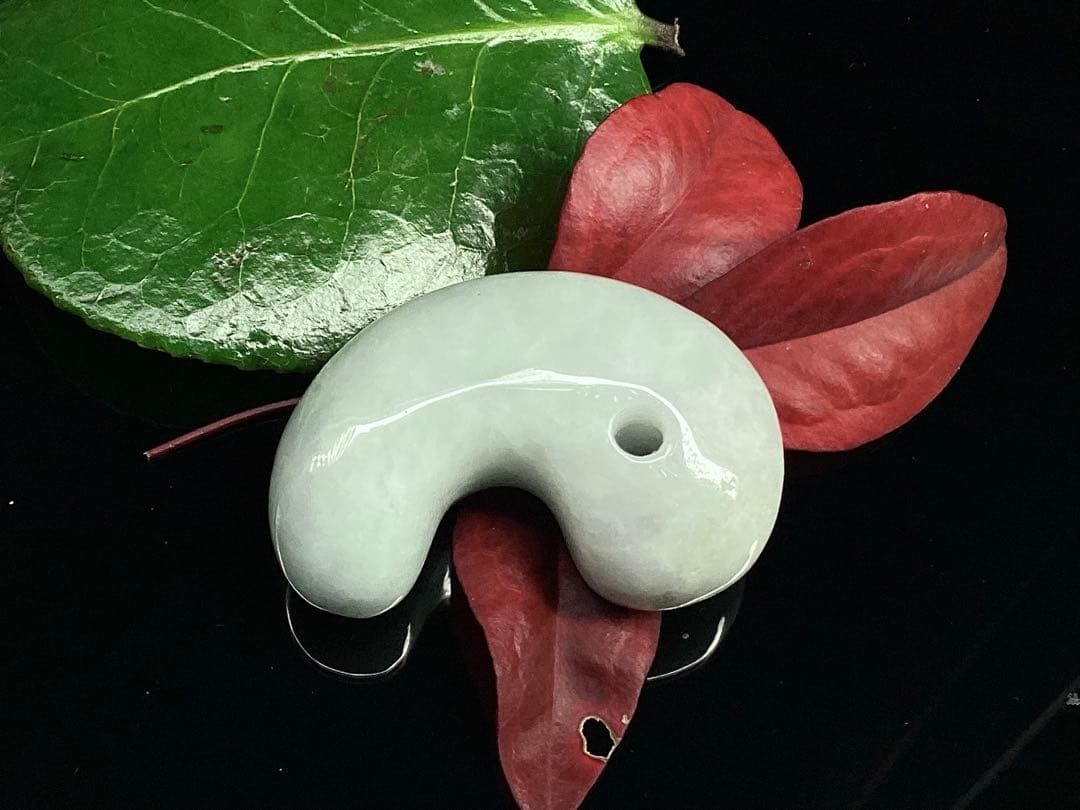 ✳特大　極上勾玉の一言です‼️親方おすすめ　糸魚川翡翠勾玉ジェダイト　鑑定機関書付