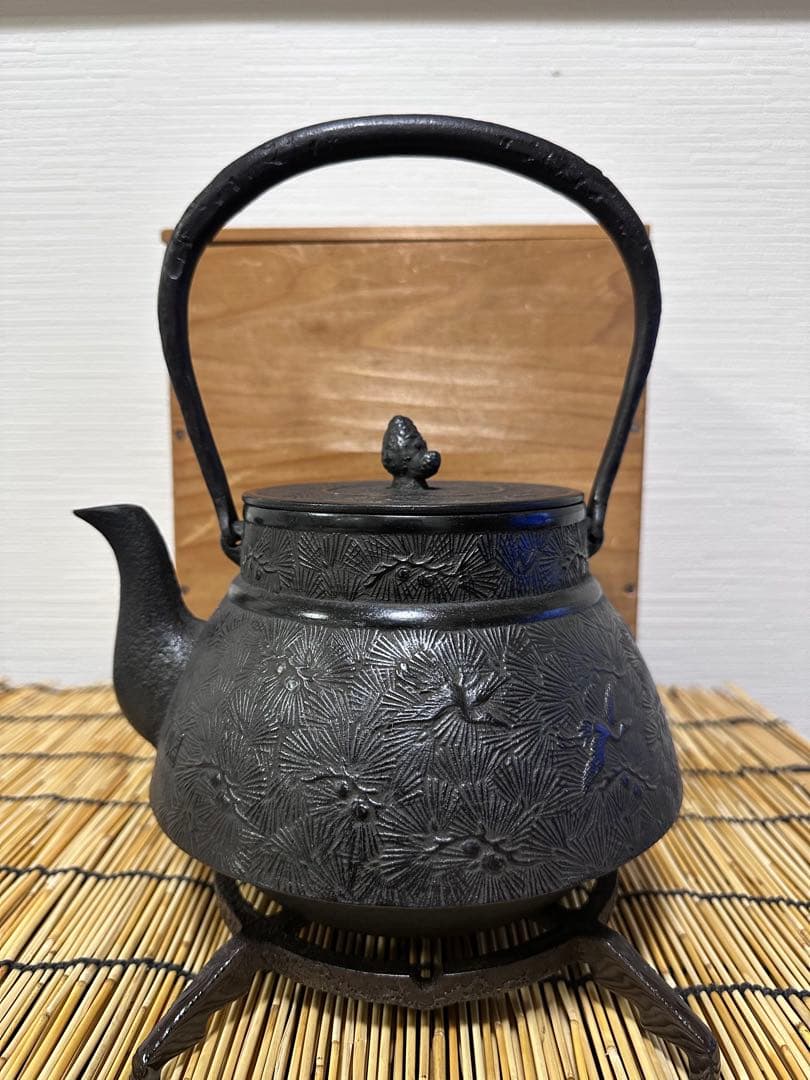 未使用品、木箱付　横倉嘉山造　１５型末紋様　 鉄瓶 南部鉄瓶 南部鉄器　鉄瓶