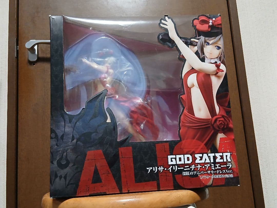 GOD EATEA アリサ 赤いドレス