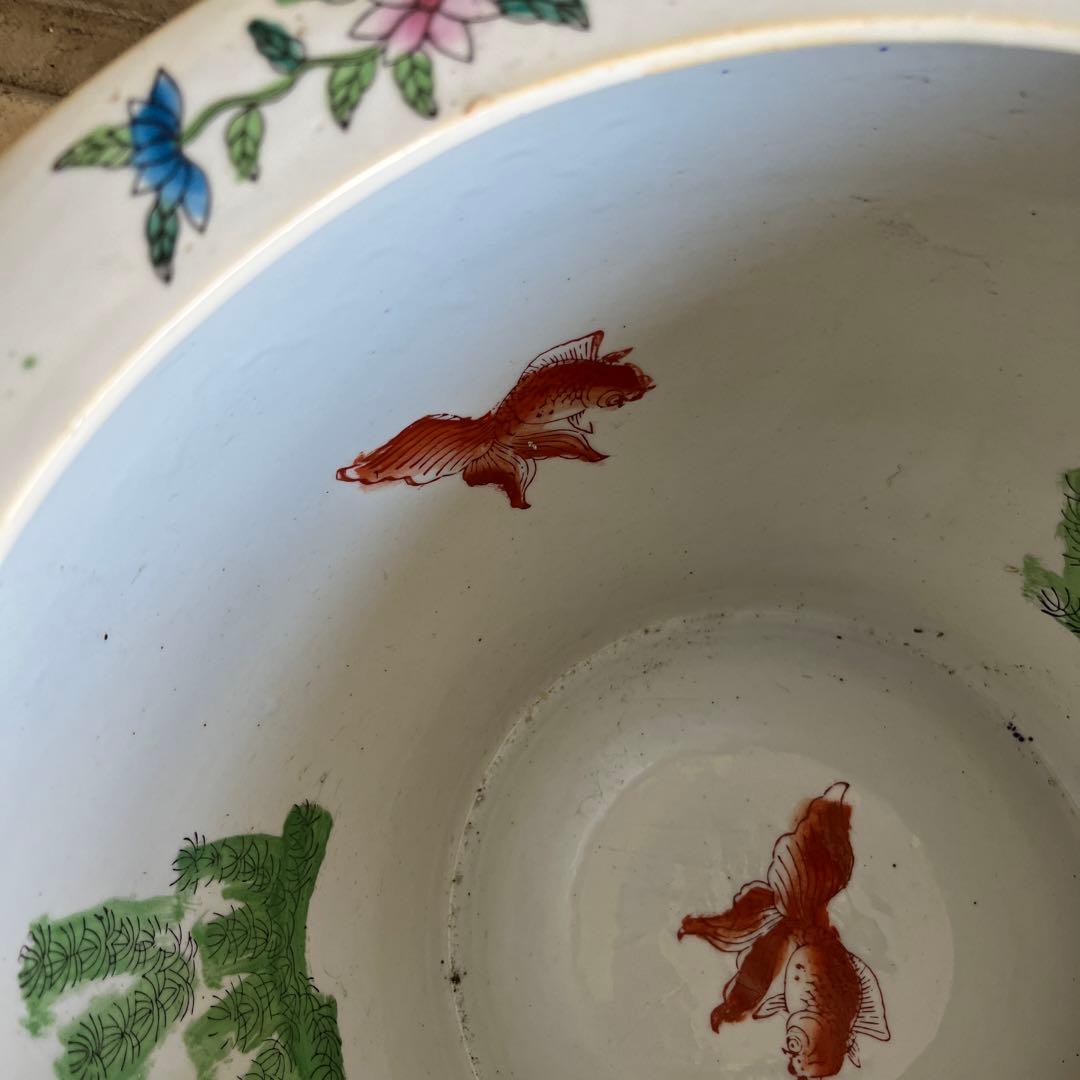 最終処伊万里金魚が泳ぐ絵柄十錦手火鉢大睡蓮鉢金魚鉢　カラフルな色合いと絵柄の良さ