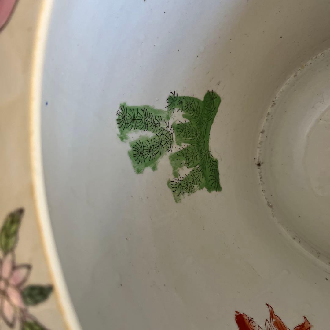 最終処伊万里金魚が泳ぐ絵柄十錦手火鉢大睡蓮鉢金魚鉢　カラフルな色合いと絵柄の良さ